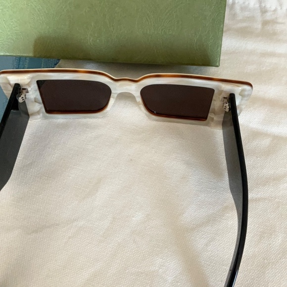GUCCI  Acetate Rectangular Flap GG0543S Sunglasses White Black - Picture 4 of 7